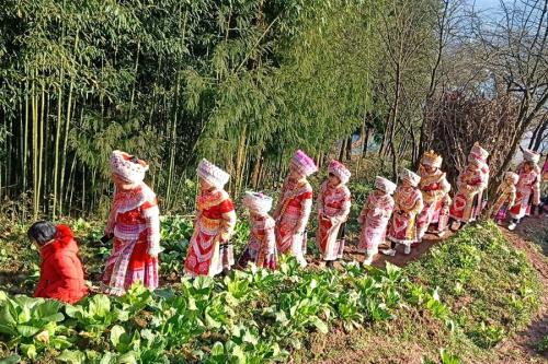 【新春走基层】立花杆踩花山 泸州苗族同胞载歌