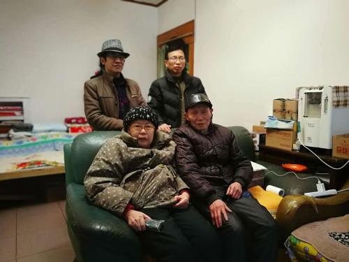 邓光全 邓友发等同学正月初二专赴邻水中学给恩