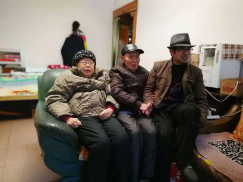 邓光全 邓友发等同学正月初二专赴邻水中学给恩