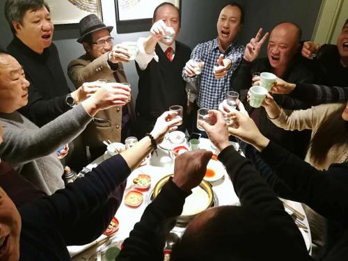 邓光全 邓友发等同学正月初二专赴邻水中学给恩