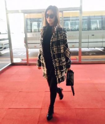 把“赶时髦”翻译成 follow the fashion外企美女为