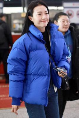 把“赶时髦”翻译成 follow the fashion外企美女为