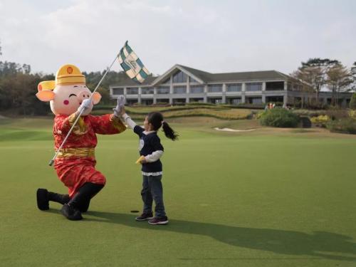 A Fun Start at the Foshan Golf Club