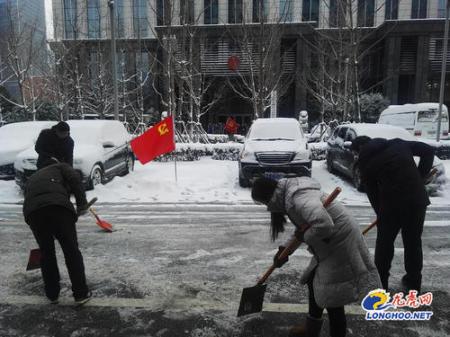 普兰县各村（居）积极开展扫雪除冰行动