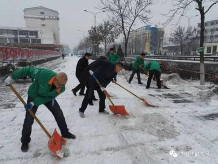 普兰县各村（居）积极开展扫雪除冰行动