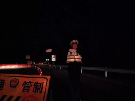 高速交警的春运“十万个为什么?”